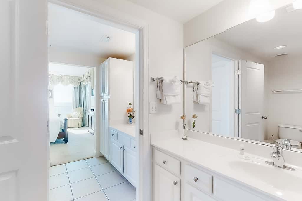 Corner-condo with wraparound deck, beach access & pool,hot tub