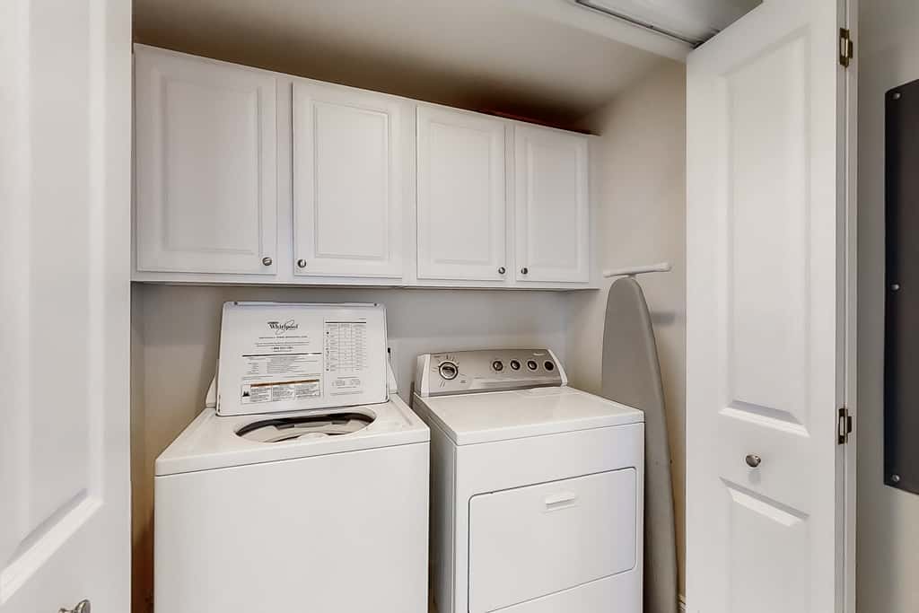 Corner-condo with wraparound deck, beach access & pool,hot tub