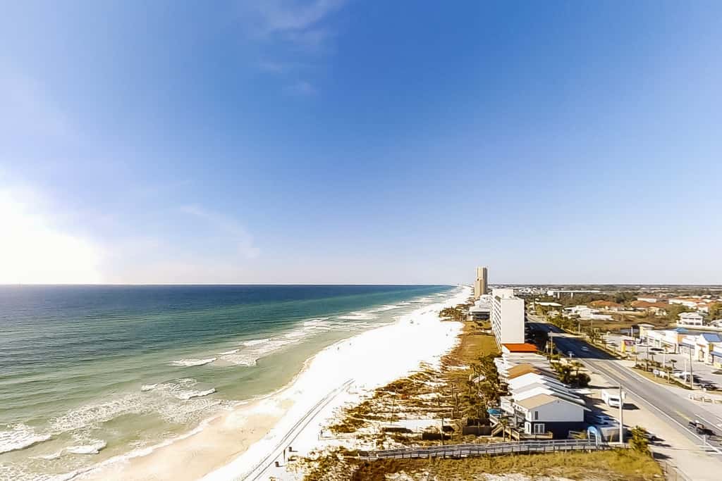 Corner-condo with wraparound deck, beach access & pool,hot tub