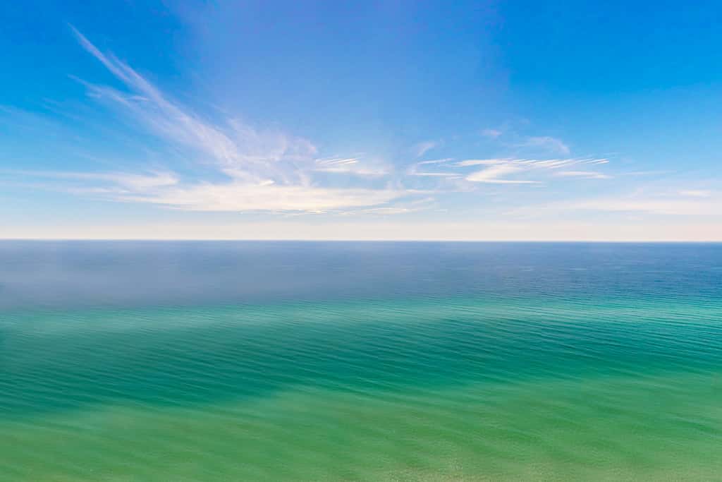 Modern beach condo with balcony & beach access - great location