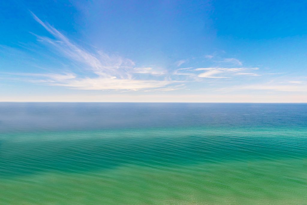 Modern beach condo with balcony & beach access - great location