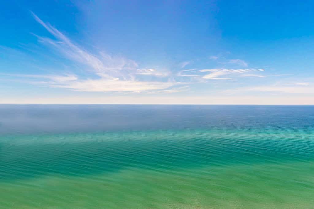 Modern beach condo with balcony & beach access - great location
