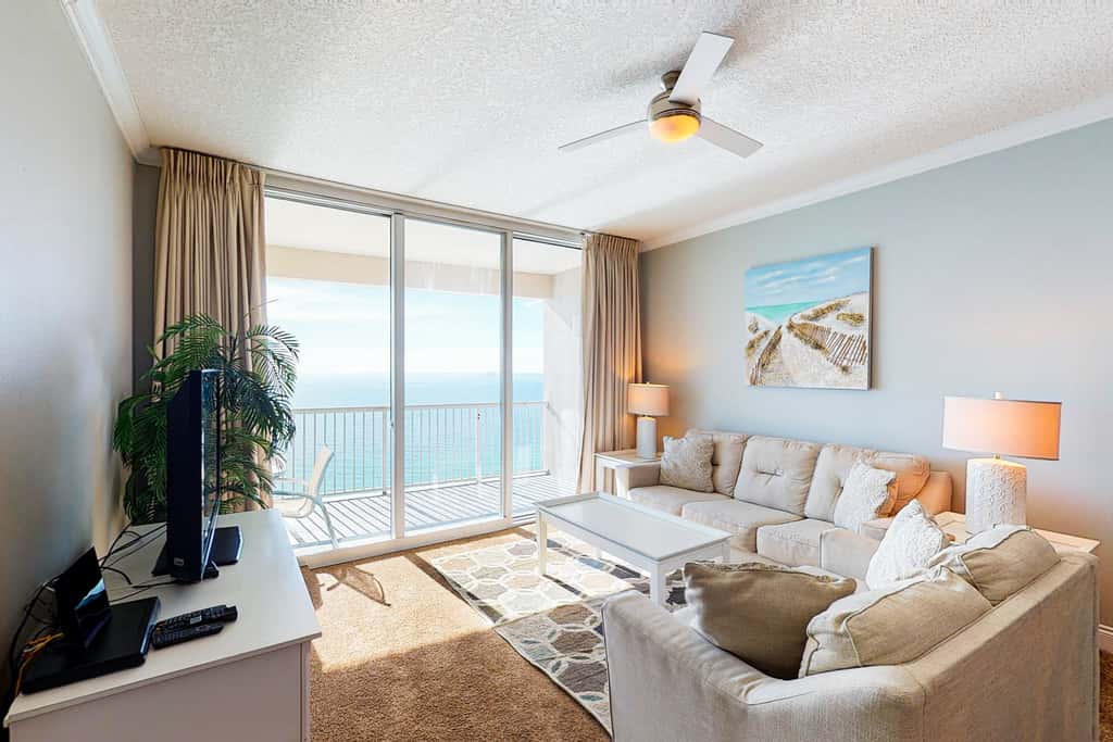 Modern beach condo with balcony & beach access - great location