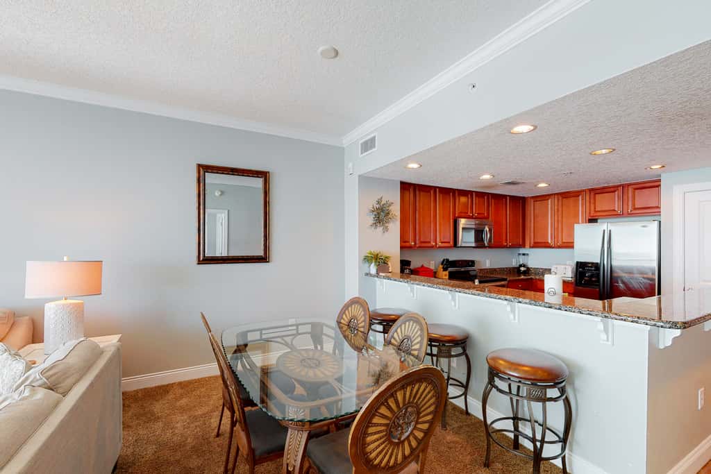Modern beach condo with balcony & beach access - great location