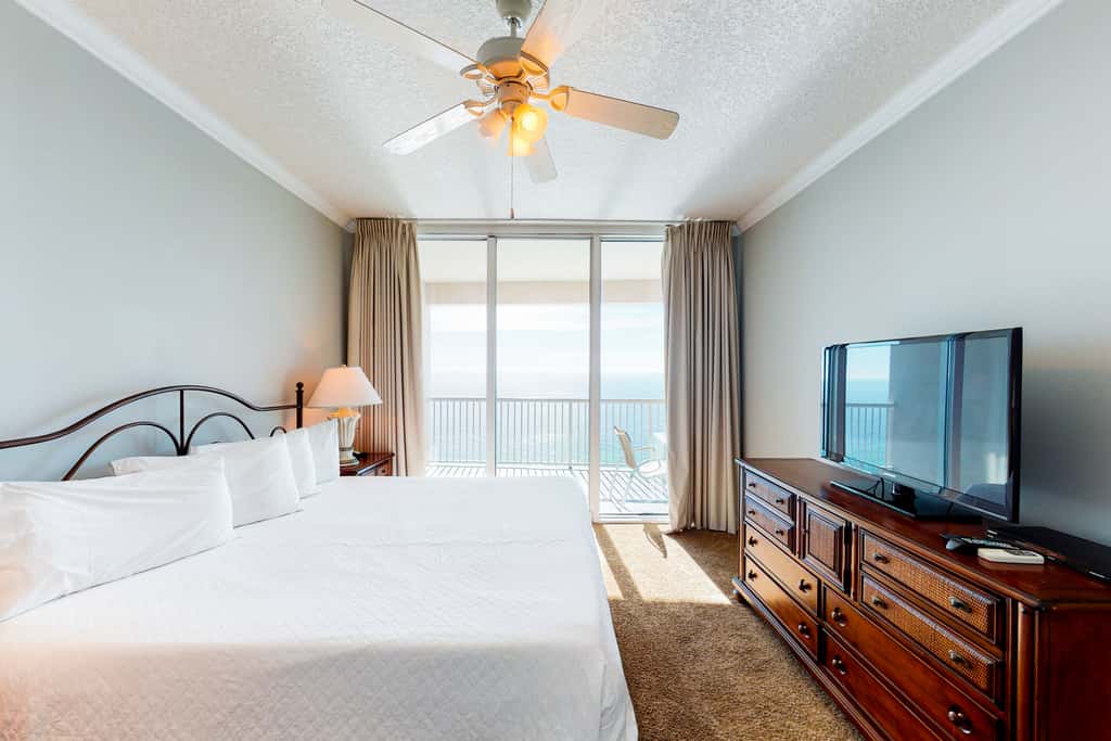 Modern beach condo with balcony & beach access - great location