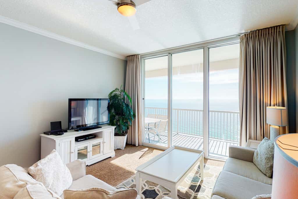 Modern beach condo with balcony & beach access - great location