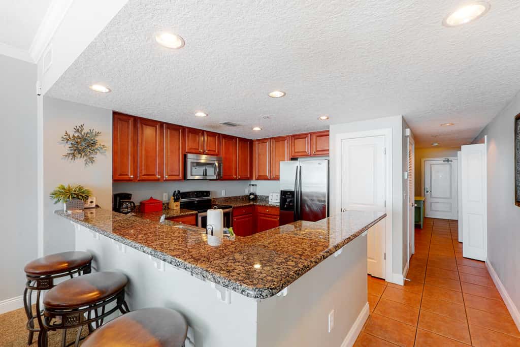 Modern beach condo with balcony & beach access - great location
