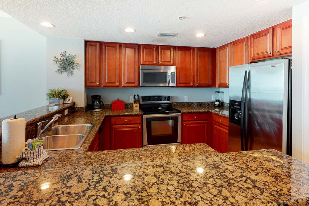 Modern beach condo with balcony & beach access - great location