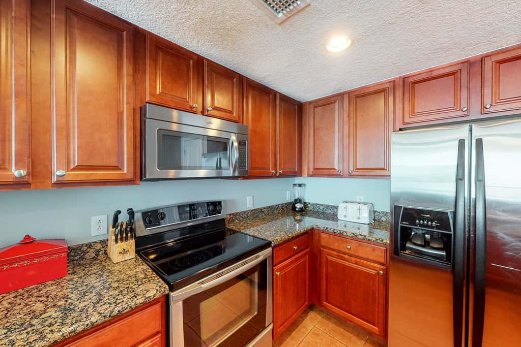 Modern beach condo with balcony & beach access - great location