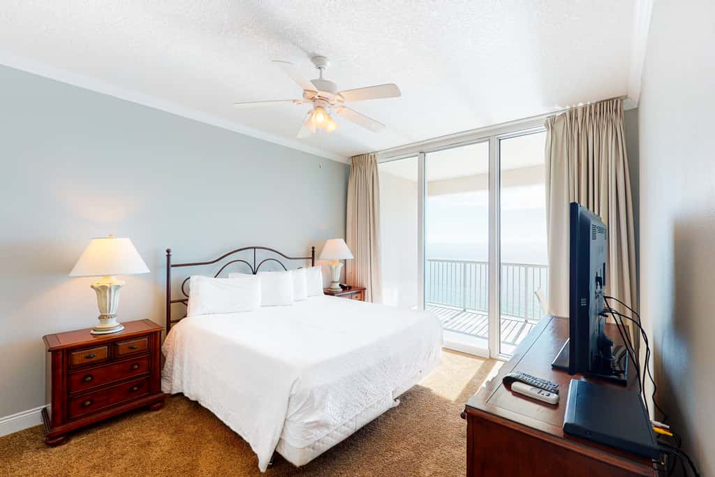Modern beach condo with balcony & beach access - great location