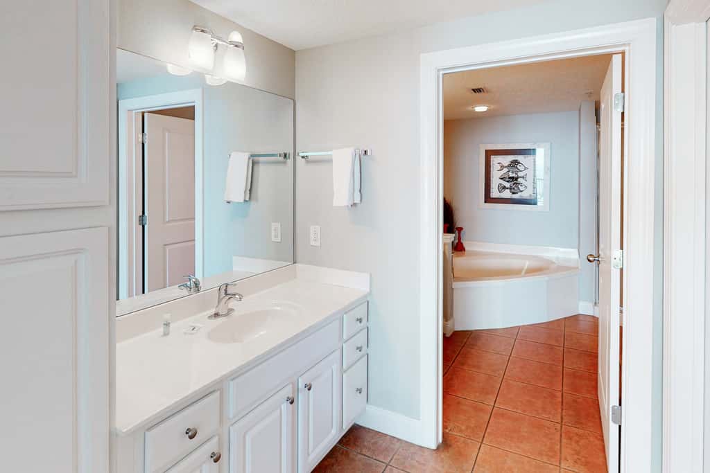 Modern beach condo with balcony & beach access - great location