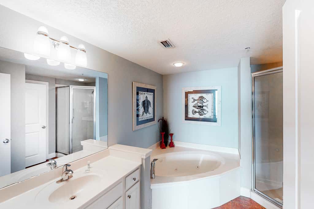 Modern beach condo with balcony & beach access - great location