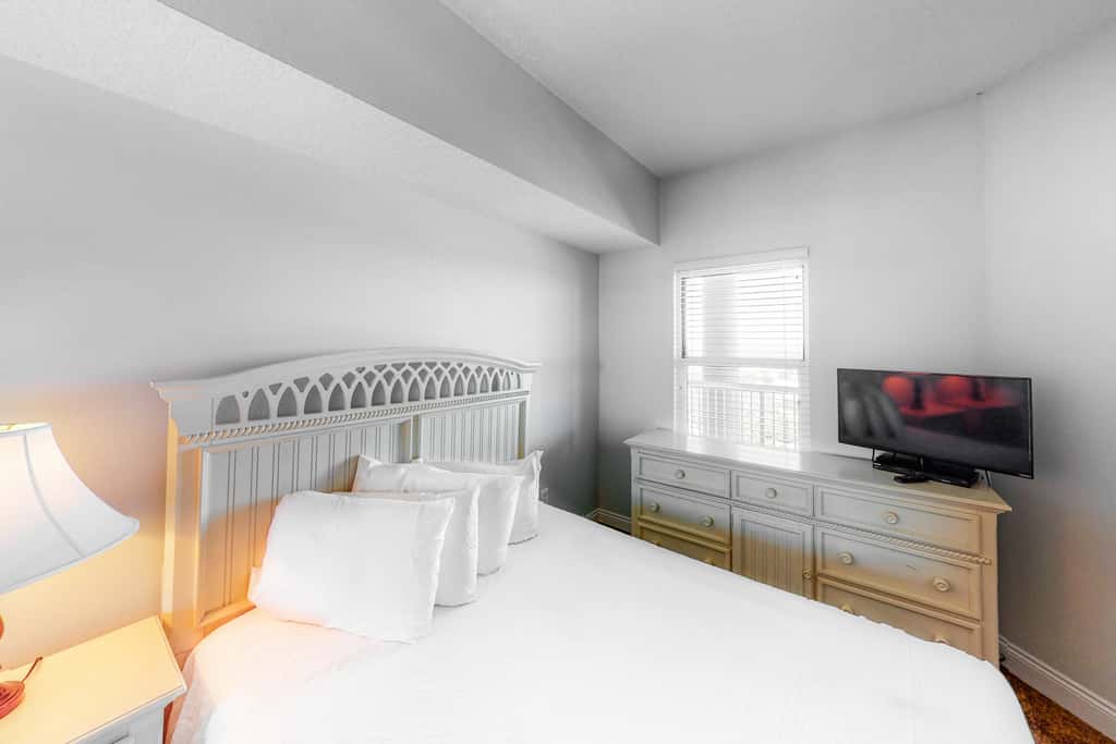Modern beach condo with balcony & beach access - great location