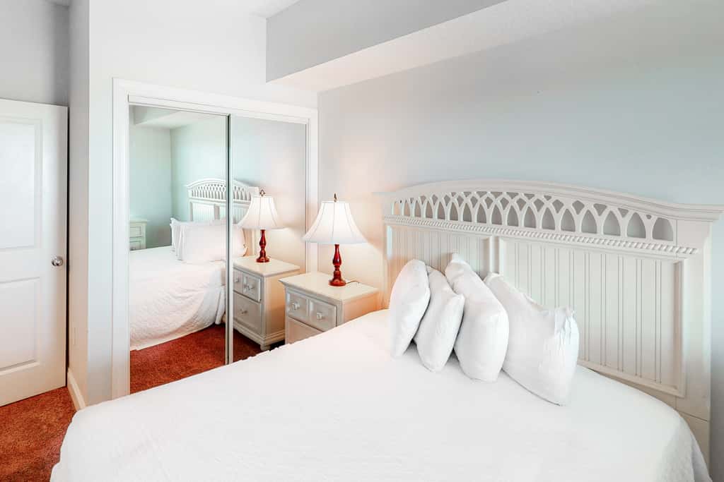 Modern beach condo with balcony & beach access - great location