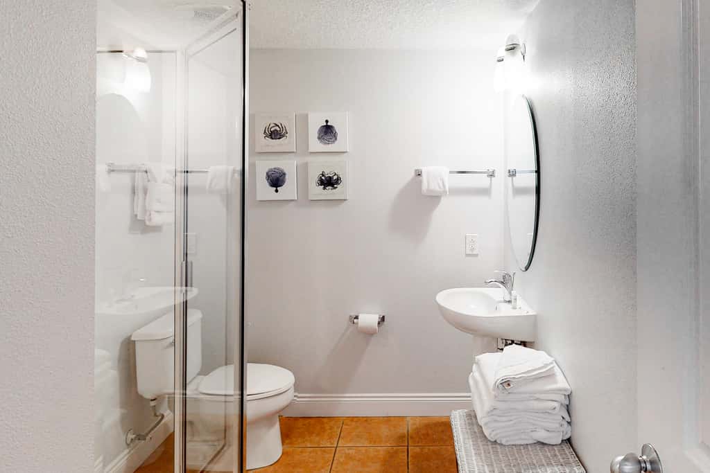 Modern beach condo with balcony & beach access - great location