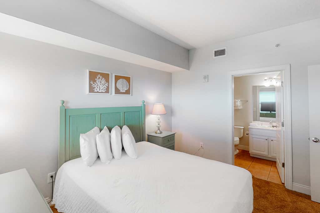 Modern beach condo with balcony & beach access - great location