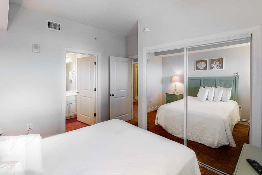 Modern beach condo with balcony & beach access - great location