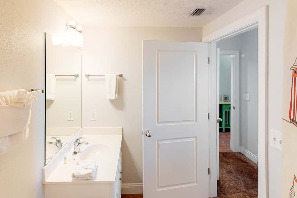Modern beach condo with balcony & beach access - great location