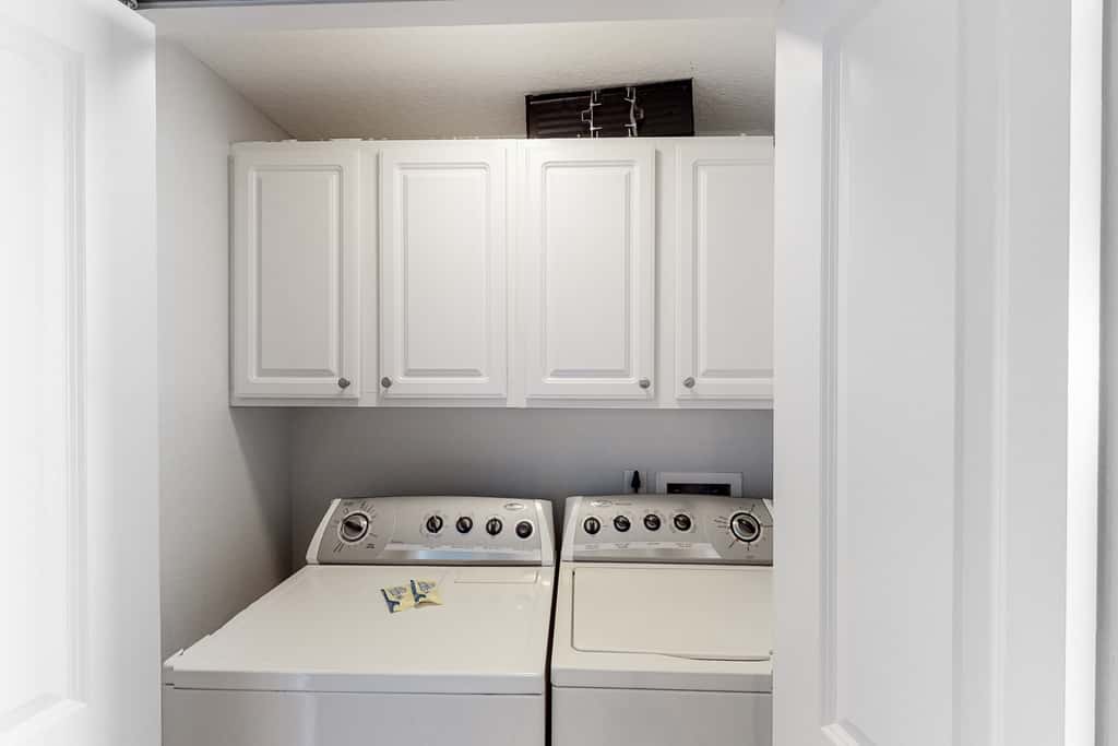 Modern beach condo with balcony & beach access - great location