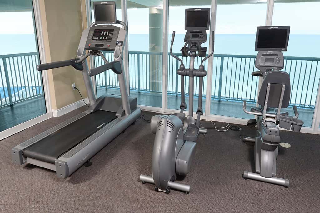 Modern beach condo with balcony & beach access - great location