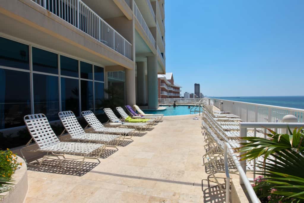Modern beach condo with balcony & beach access - great location