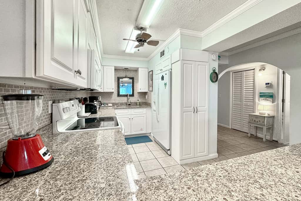 Spacious Gulf front fifth-floor condo with heated saltwater pool & hot tub