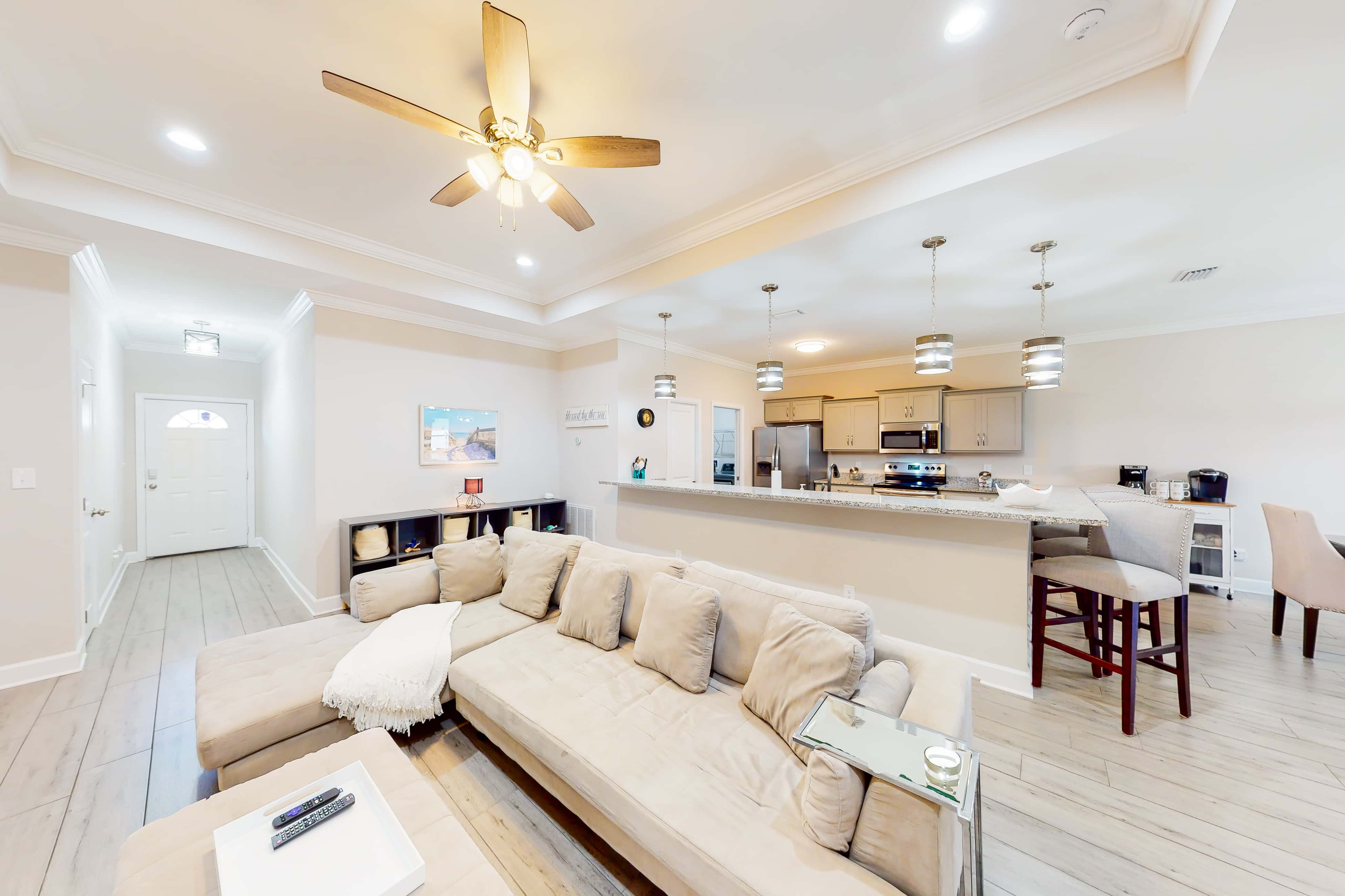 Private snowbird-friendly home with enclosed yard, patio, grill & washer-dryer