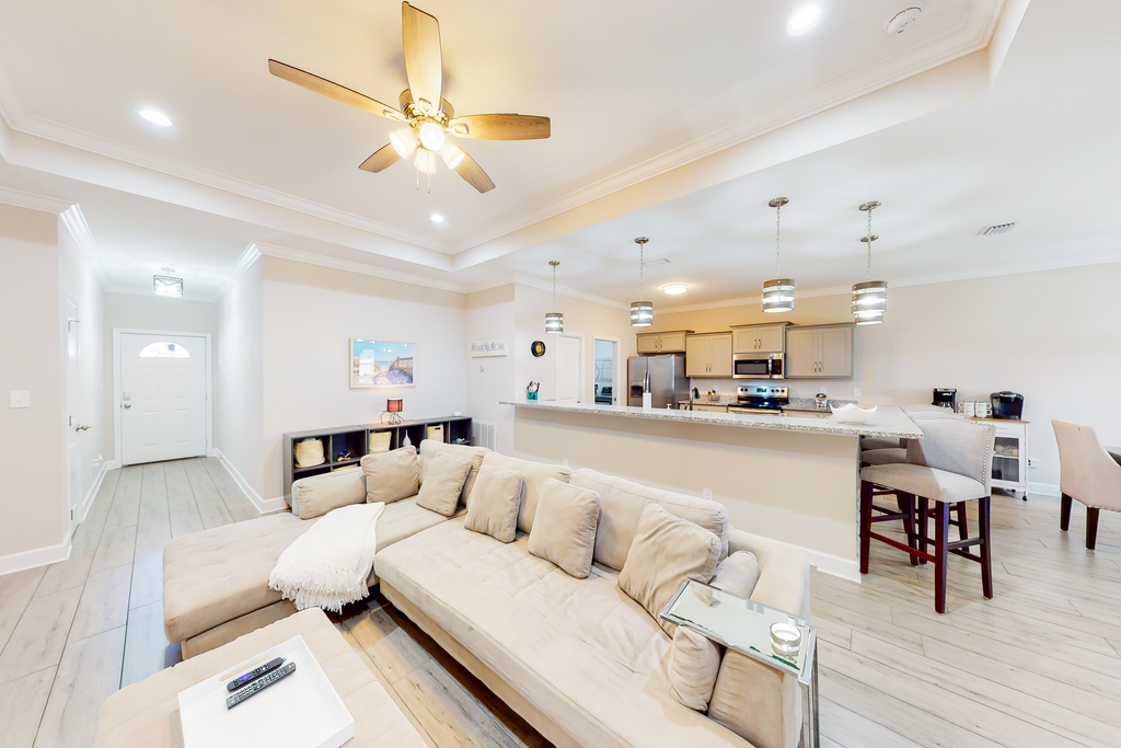 Private snowbird-friendly home with enclosed yard, patio, grill & washer-dryer