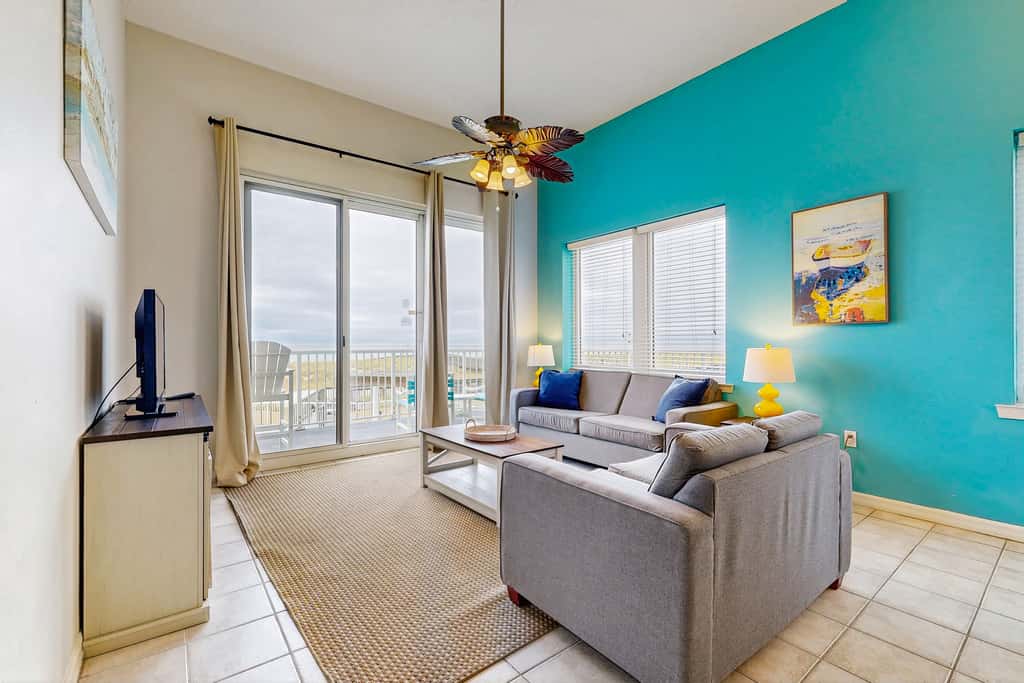 Beachfront Condo with amazing views, shared pool and beach access!
