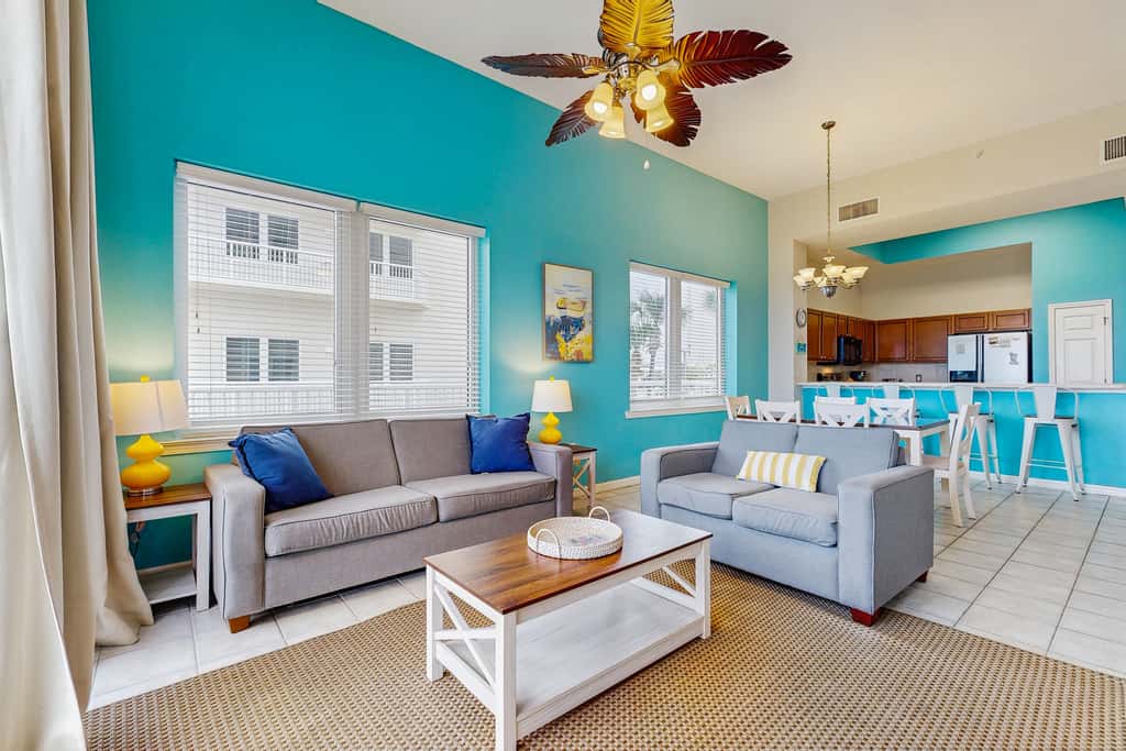 Beachfront Condo with amazing views, shared pool and beach access!