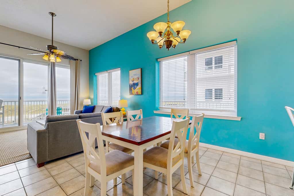 Beachfront Condo with amazing views, shared pool and beach access!