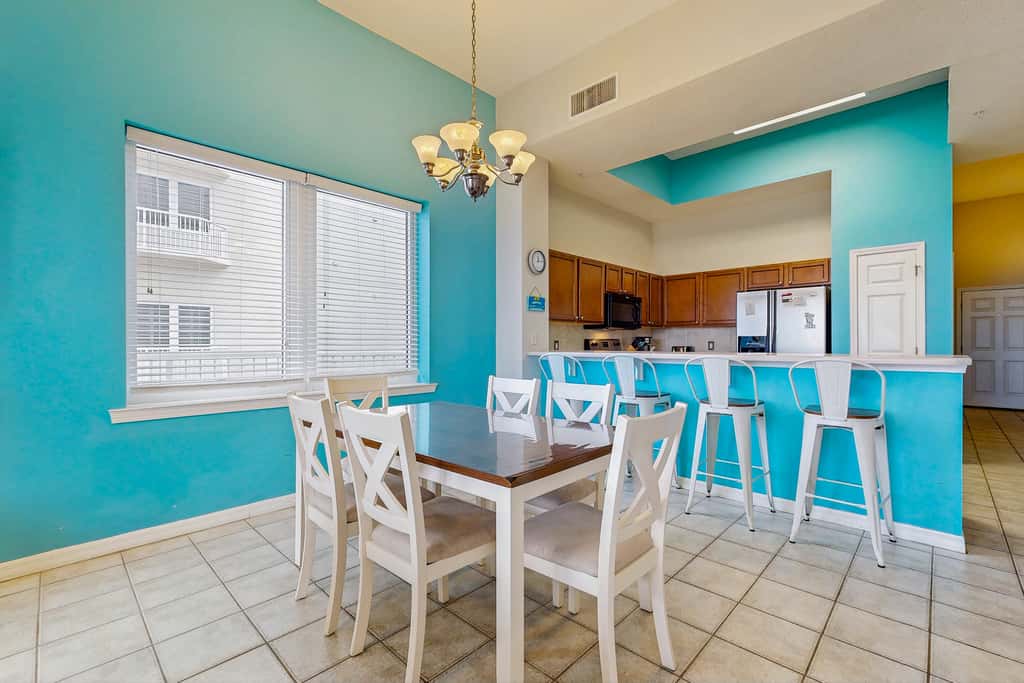 Beachfront Condo with amazing views, shared pool and beach access!