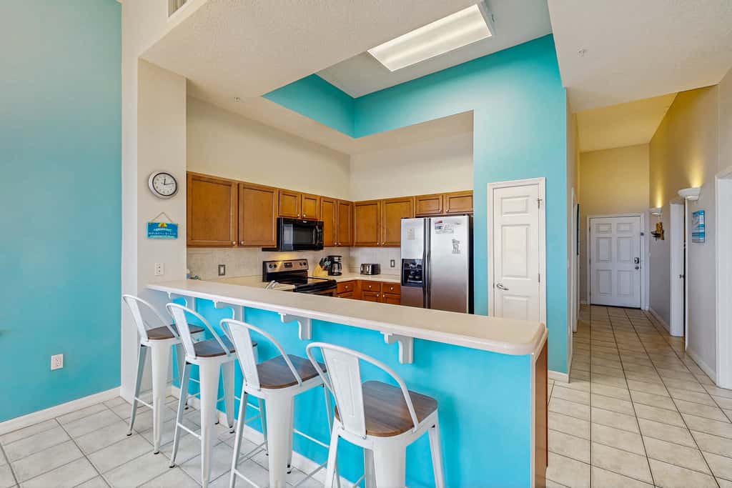 Beachfront Condo with amazing views, shared pool and beach access!
