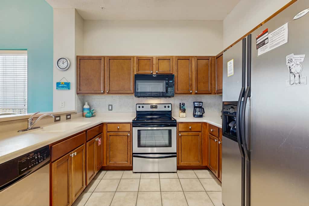 Beachfront Condo with amazing views, shared pool and beach access!