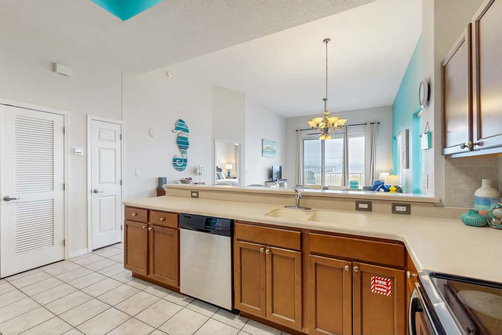Beachfront Condo with amazing views, shared pool and beach access!