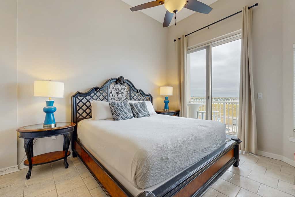 Beachfront Condo with amazing views, shared pool and beach access!
