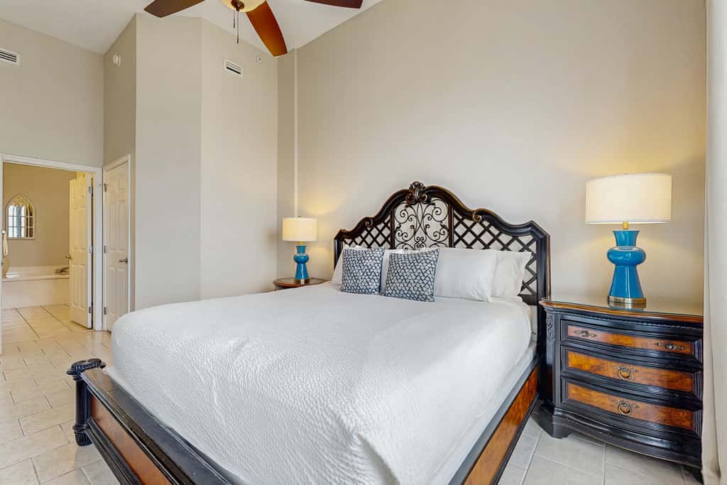 Beachfront Condo with amazing views, shared pool and beach access!