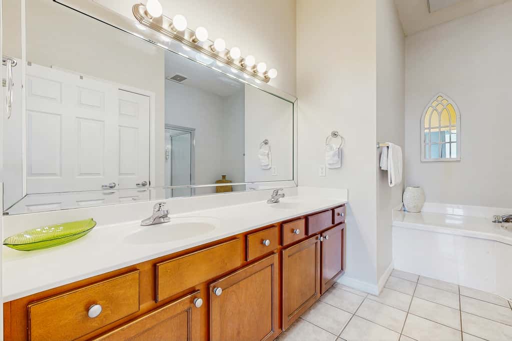 Beachfront Condo with amazing views, shared pool and beach access!