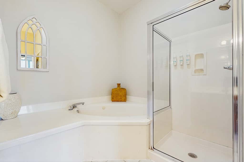 Beachfront Condo with amazing views, shared pool and beach access!