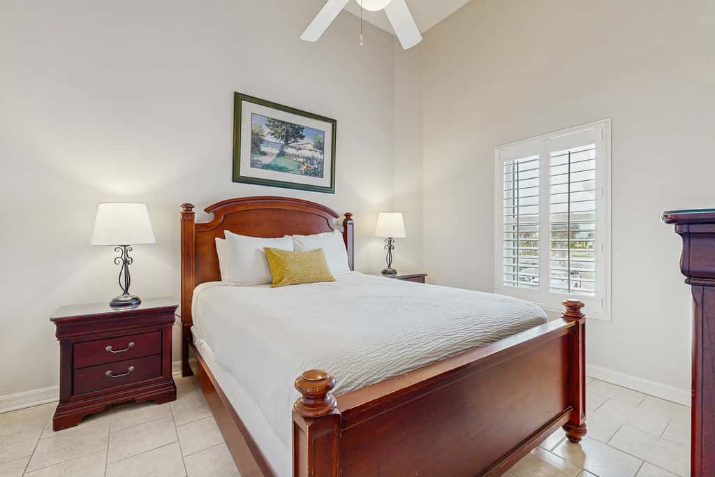 Beachfront Condo with amazing views, shared pool and beach access!