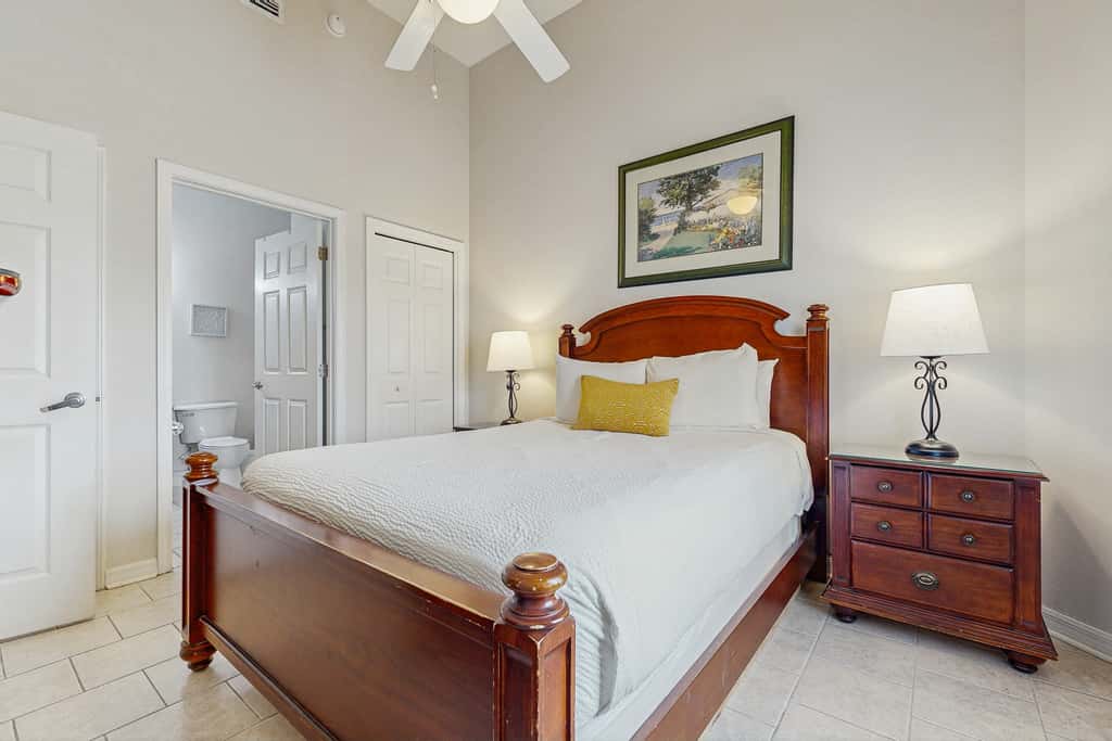 Beachfront Condo with amazing views, shared pool and beach access!