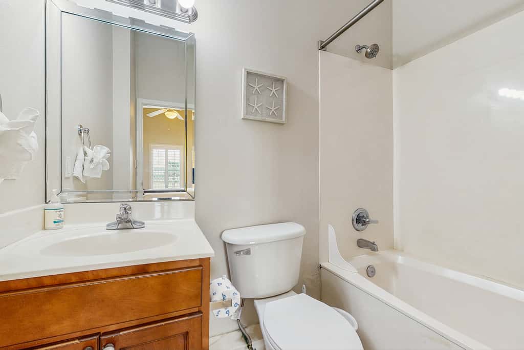 Beachfront Condo with amazing views, shared pool and beach access!
