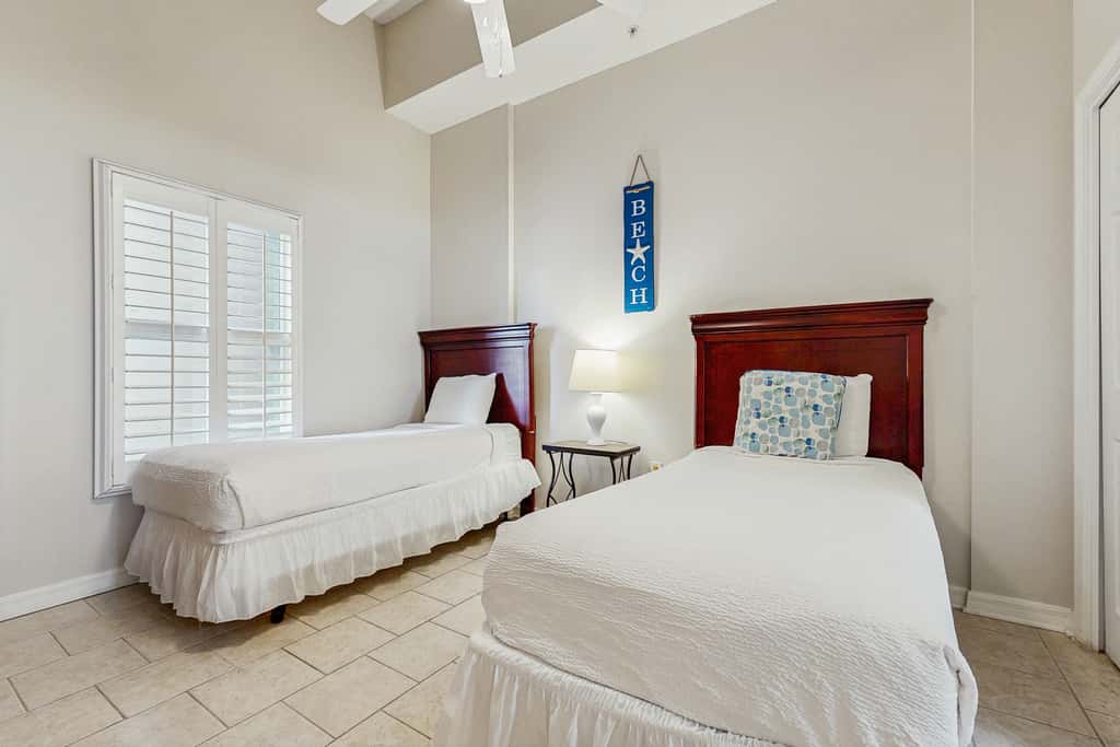Beachfront Condo with amazing views, shared pool and beach access!