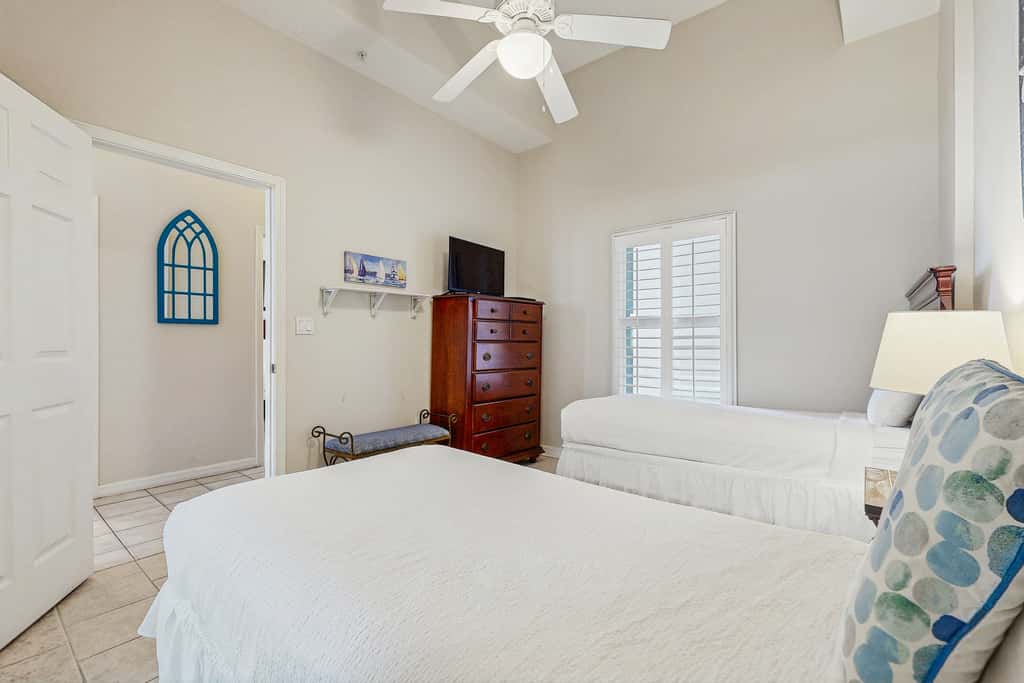 Beachfront Condo with amazing views, shared pool and beach access!