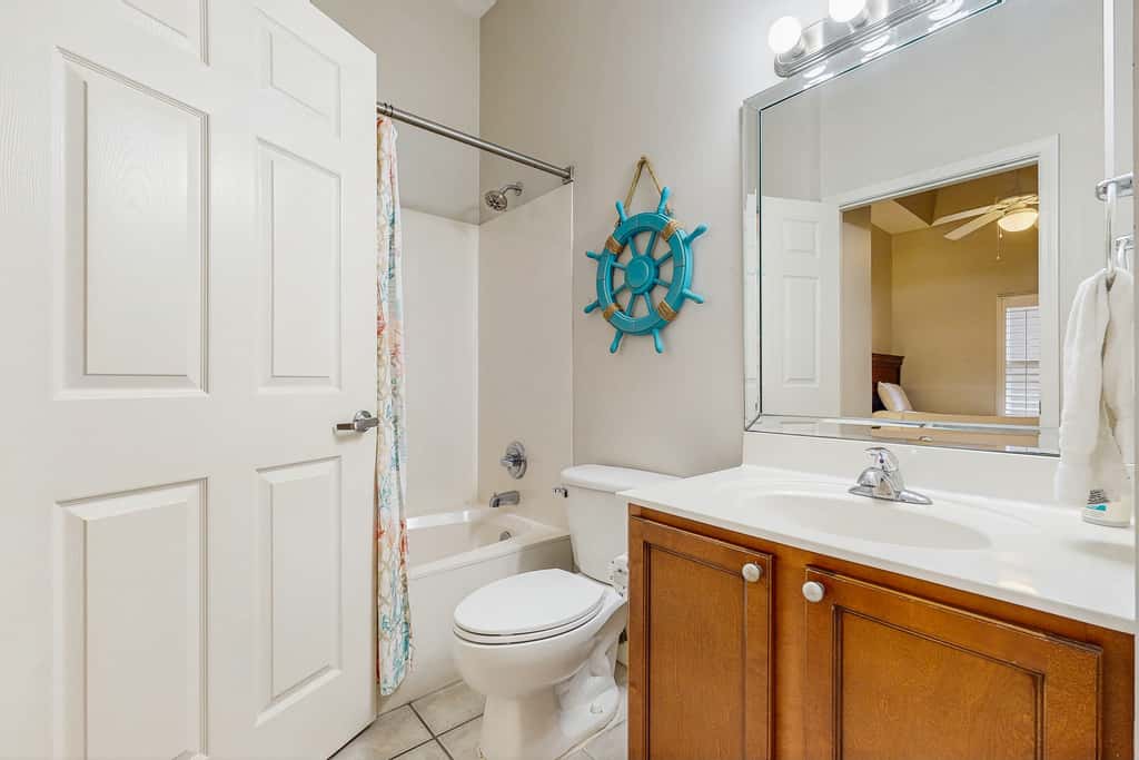 Beachfront Condo with amazing views, shared pool and beach access!