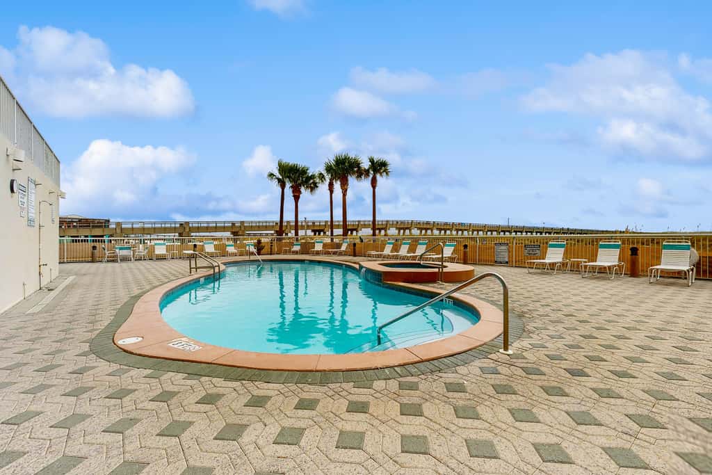 Beachfront Condo with amazing views, shared pool and beach access!