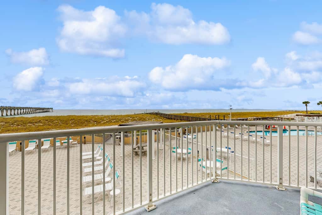 Beachfront Condo with amazing views, shared pool and beach access!