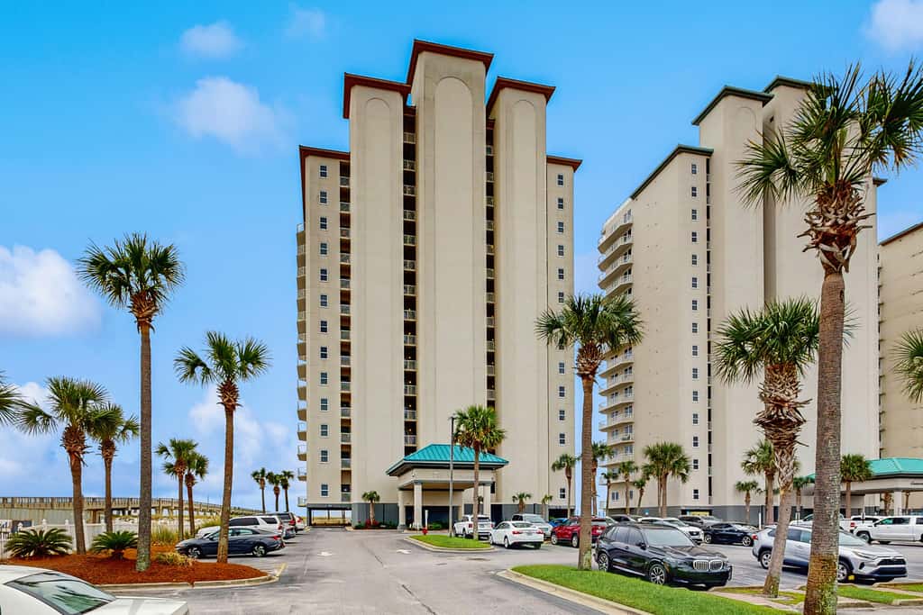 Beachfront Condo with amazing views, shared pool and beach access!
