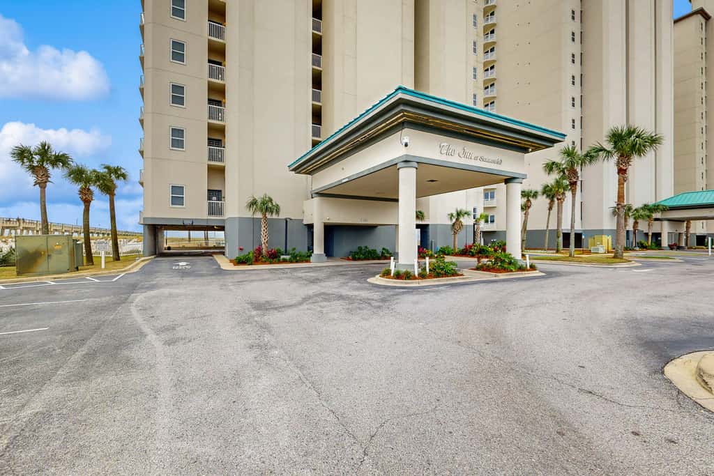 Beachfront Condo with amazing views, shared pool and beach access!