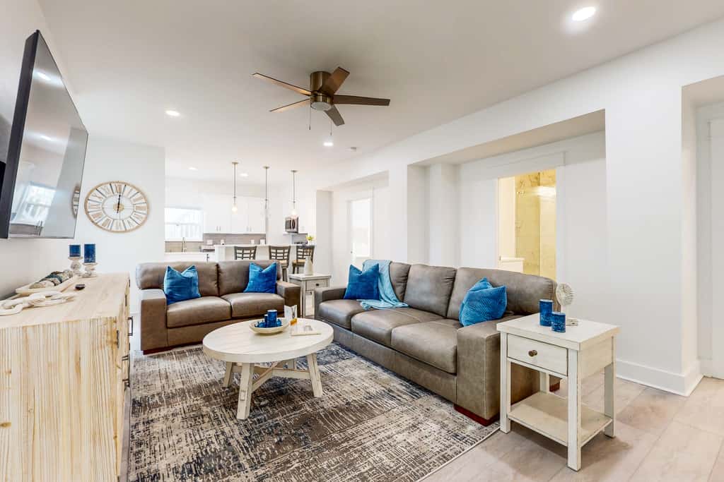 Beautiful dog-friendly condo, private washer&dryer and close to beach